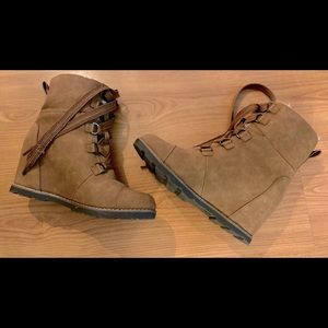 Boots | Women | Size 9 | Wedged